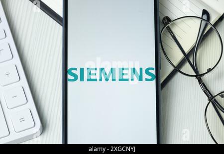 New York, USA – 21. Juni 2024: Siemens-Logo auf dem Telefonbildschirm, Firmensymbol. Stockfoto