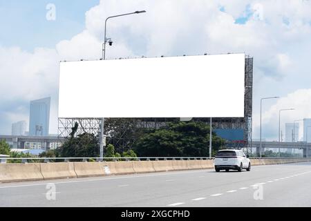 Leere Plakatwerbung im Freien vor einer Stadtlandschaft, Kopierraum für Text. Großes horizontales Blanko-Schild auf einer Autobahn in Bangkok, Thailand. Tr Stockfoto