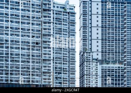 Muster des Bürogebäudes Fensterglases in der Morgenglasarchitektur, Firmengebäude, tagsüber, Geschäftskonzept blauer Grafikfilter. Stockfoto