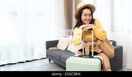 Porträt der Rucksacktouristen Schönheit asiatische Reisender Frau Verpackung bereiten Sie Sachen und Outfit Kleidung in Koffern Reisetasche Gepäck für Sommer, Urlaub, Woche vor Stockfoto