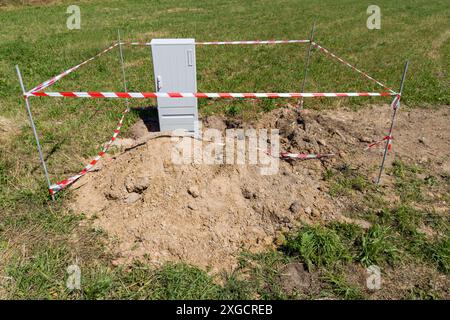 Gelber Übergabefach mit Pappabfall Stockfoto