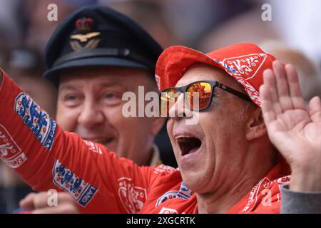 Düsseldorf, Deutschland. Juli 2024. Ein englischer Fan jubelt vor dem Viertelfinalspiel der UEFA-Europameisterschaften in der Düsseldorfer Arena. Der Bildnachweis sollte lauten: Jonathan Moscrop/Sportimage Credit: Sportimage Ltd/Alamy Live News Stockfoto