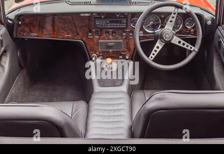 Cockpit eines Lous Elan Sprints aus den 1970er Jahren mit hölzernem Armaturenbrett und Instrumenten. Britische Sportwagen oder Konzept der Automobilindustrie Stockfoto