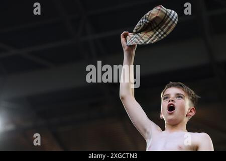 Düsseldorf, Deutschland. Juli 2024. Ein junger England-Fan feiert den Elfmeterschießsieg im Viertelfinalspiel der UEFA-Europameisterschaften in der Düsseldorfer Arena. Der Bildnachweis sollte lauten: Jonathan Moscrop/Sportimage Credit: Sportimage Ltd/Alamy Live News Stockfoto