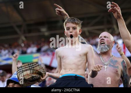 Düsseldorf, Deutschland. Juli 2024. Ein junger England-Fan feiert den Elfmeterschießsieg im Viertelfinalspiel der UEFA-Europameisterschaften in der Düsseldorfer Arena. Der Bildnachweis sollte lauten: Jonathan Moscrop/Sportimage Credit: Sportimage Ltd/Alamy Live News Stockfoto