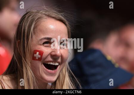 Düsseldorf, Deutschland. Juli 2024. Ein Schweizer Fan reagiert vor dem Auftakt im Viertelfinale der UEFA-Europameisterschaften in der Düsseldorfer Arena. Der Bildnachweis sollte lauten: Jonathan Moscrop/Sportimage Credit: Sportimage Ltd/Alamy Live News Stockfoto