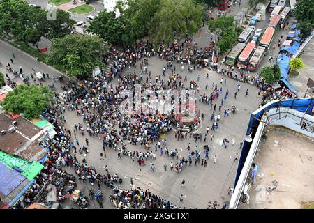 Dhaka, Bangladesch. Juli 2024. Studenten und Jobanwärter blockierten die Kreuzung Gulisthan während eines Protestes, der die Wiedereinführung des Bangladesch-Regierungszirkels forderte, das 2018 veröffentlicht wurde und das Quotensystem in Dhaka, Bangladesch, am 8. Juli 2024 abgeschafft hatte Credit: Mamunur Rashid/Alamy Live News Stockfoto