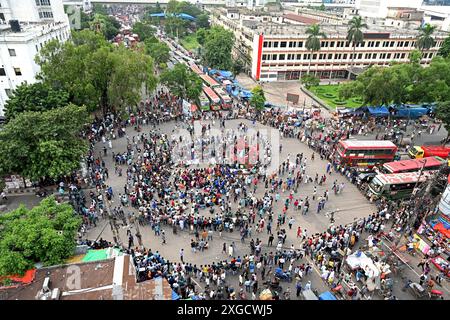 Dhaka, Bangladesch. Juli 2024. Studenten und Jobanwärter blockierten die Kreuzung Gulisthan während eines Protestes, der die Wiedereinführung des Bangladesch-Regierungszirkels forderte, das 2018 veröffentlicht wurde und das Quotensystem in Dhaka, Bangladesch, am 8. Juli 2024 abgeschafft hatte Credit: Mamunur Rashid/Alamy Live News Stockfoto