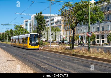 Portugal Lissabon 7. juli 2024. Die Avenida 24 de Julho wurde nach dem Datum des 24. Juli benannt, das das Ende der portugiesischen Diktatur im Jahr 1974 markiert Stockfoto