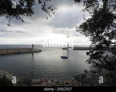 Ruhiger Morgen im alten Hafen von Bastia, Corisca, Frankreich mit einem Segelboot. Stockfoto