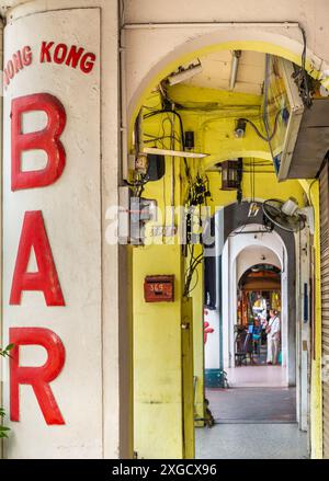 Georgetown, Penang, Malaysia-27. April 2023: Die überdachten Kolonialbögen säumen die Außenfassaden der Gebäude und bieten Schatten auf den Gehwegen der wunderschönen alten Straße Stockfoto