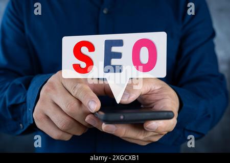 SEO-Suchmaschinenoptimierung, Konzept zur Förderung des Ranking-Traffics auf der Website, Optimierung Ihrer Website für Rangfolge in Suchmaschinen oder SEO. Stockfoto