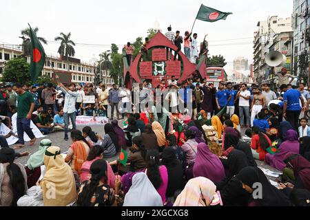 Dhaka, Bangladesch. Juli 2024. Studenten und Jobanwärter blockierten die Kreuzung Gulisthan während eines Protestes, der die Wiedereinführung des Bangladesch-Regierungszirkels forderte, das 2018 veröffentlicht wurde und das Quotensystem in Dhaka, Bangladesch, am 8. Juli 2024 abgeschafft hatte Credit: Mamunur Rashid/Alamy Live News Stockfoto