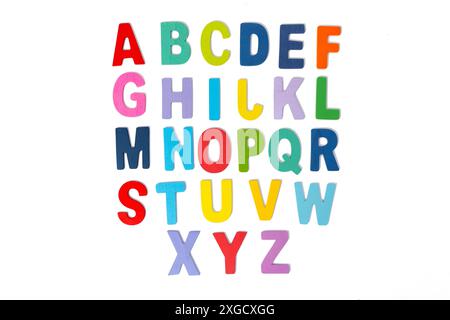 Blöcke von Holzbuchstaben isoliert auf weiß. Großbuchstaben aus Holzblock ABC-Buchstaben mit mehreren Interpunktionssymbolen isoliert über weißem Hintergrund Stockfoto