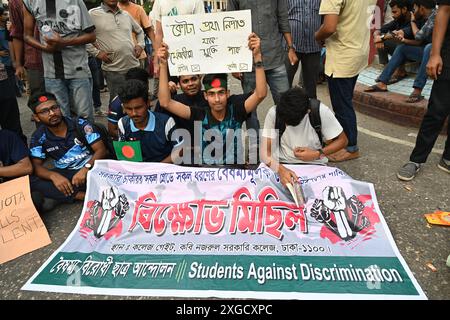 Dhaka, Bangladesch. Juli 2024. Studenten und Jobanwärter blockierten die Kreuzung Gulisthan während eines Protestes, der die Wiedereinführung des Bangladesch-Regierungszirkels forderte, das 2018 veröffentlicht wurde und das Quotensystem in Dhaka, Bangladesch, am 8. Juli 2024 abgeschafft hatte Credit: Mamunur Rashid/Alamy Live News Stockfoto