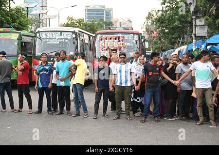 Dhaka, Bangladesch. Juli 2024. Studenten und Jobanwärter blockierten die Kreuzung Gulisthan während eines Protestes, der die Wiedereinführung des Bangladesch-Regierungszirkels forderte, das 2018 veröffentlicht wurde und das Quotensystem in Dhaka, Bangladesch, am 8. Juli 2024 abgeschafft hatte Credit: Mamunur Rashid/Alamy Live News Stockfoto