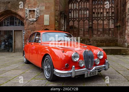 Ein wunderschöner Jaguar MKII in den Ruinen der Kathedrale von Coventry während des Coventry Motofests. Stockfoto