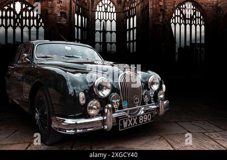 Ein wunderschöner Jaguar Mk1, abgebildet in den Ruinen der Kathedrale von Coventry während des Coventry Motofests. Stockfoto