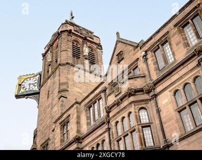 Der Uhrenturm am Rathaus von Coventry und dem Stadthaus. stadtverwaltung von Coventry. Stockfoto