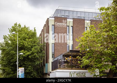 Das Richard Crossman Gebäude an der Coventry University neben der Studentenbar und dem Restaurant Ivy House. Konzept Studentenleben, Hochschulbildung, Gebühren Stockfoto