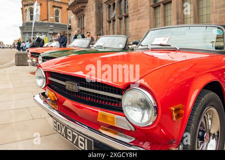 Eine Reihe klassischer britischer Sportwagen des Typs Triumph TR6 parkten während des Coventry Motofests in einer Reihe vor dem Council House. Stockfoto