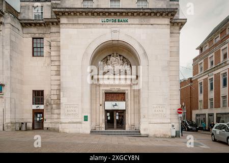 Der monumentale Eingang zur historischen Lloyds Bank, Coventry. Die im Beaux Arts-Stil gestaltete Haupttür befindet sich in einem hohen Bogen, der sich auf zwei Etagen erhebt. Stockfoto