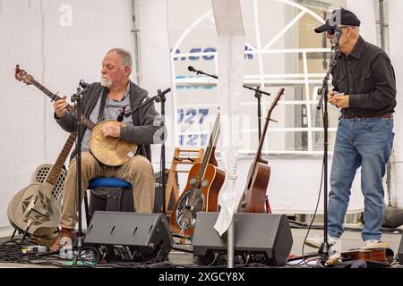 Musiker spielen auf der Bühne. Country, Folk, Bluegrass Musik. Ältere Musiker treten auf der Bühne auf. Konzept: Altern, aktiv bleiben, Senioren, Lebensstil. Stockfoto