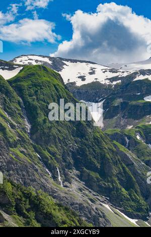 Wasserfall, Schneeschmelze in den Vorarlberger Alpen, Schnee auf den Bergen schmilzt und fällt in Bäche und Wasserfälle ins Tal, Schneefelder Stockfoto