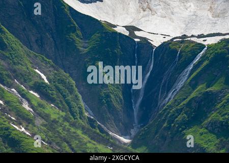 Wasserfall, Schneeschmelze in den Vorarlberger Alpen, Schnee auf den Bergen schmilzt und fällt in Bäche und Wasserfälle ins Tal, Schneefelder Stockfoto