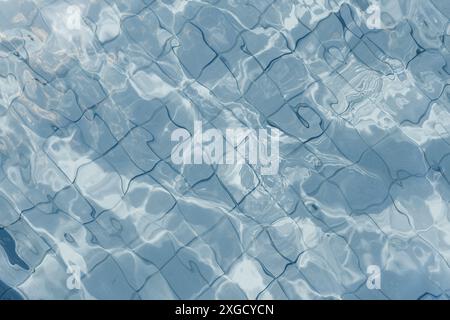 3D-Darstellung von ätzendem Schatten und Licht in klarem Schwimmbadwasser mit Fliesen Stockfoto