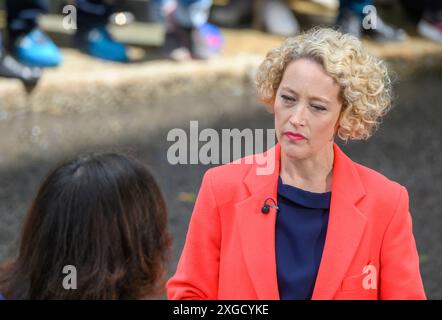 Cathy Newman – Chanel 4 News Presenter – in der Downing Street am Tag nach dem Sieg der Labour-Partei am 5. Juli 2024. Stockfoto