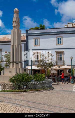 Kriegsdenkmal am Platz Praca da Republica, Tavira, Algarve, Portugal, Iberische Halbinsel, Südwesteuropa Stockfoto