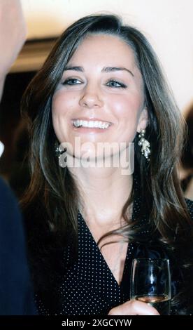 11. April 2007 Dublino Archivio Storico Olycom/LaPresse Catherine Elizabeth Middleton, principessa del Galles (Reading, 9 gennaio 1982), è una principessa della famiglia reale britannica, moglie dell'erede al trono William, principe del Galles. È conosciuta anche con l'ipocoristico Kate, al quale tuttavia lei stessa preferisce il nome Catherine. Nella Foto: Catherine Elizabeth Middleton e sua madre Carole Middleton ospiti d’onore alla mostra di Gemma Billington alla galleria Urban Retreat di Hannover Quay Foto: Catherine Elizabeth Middleton und ihre Mutter Carole Middleton Ehrengäste A Stockfoto