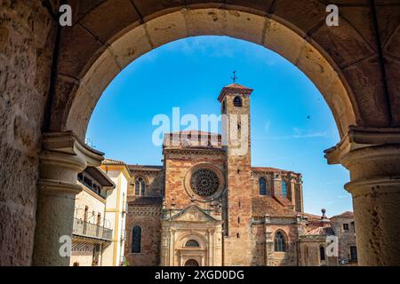 Blick durch einen Bogen auf die Seitenfassade der Kathedrale Santa María de Sigüenza, Guadalajara, Castilla-la Mancha, Spanien Stockfoto