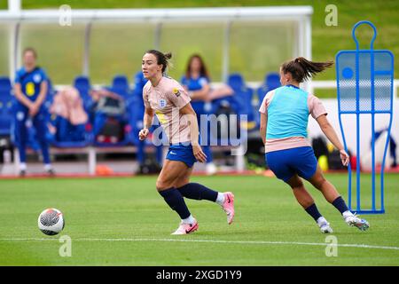 Lucy Bronze (links) während eines Trainings im St. George's Park, Burton upon Trent. Bilddatum: Montag, 8. Juli 2024. Stockfoto