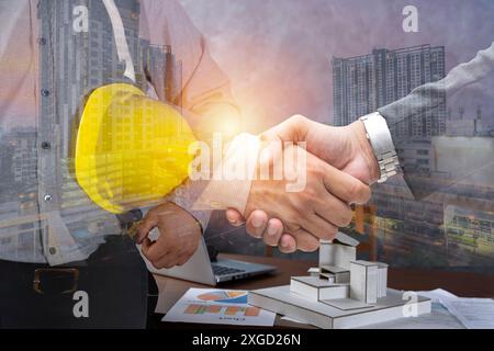 Ingenieure, Designer und Innenarchitekten arbeiten mit Handshake-Handschuhen zusammen, um das Design von Innenräumen abzuschließen, indem sie über die Auswahl von Materialien und Co-Produkten sprechen Stockfoto