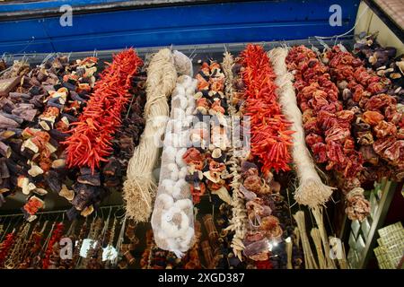 athen griechenland EU-Knoblauch Chilis Tomaten hängen an Haken in Fotsis Gewürz- und Kräuterladen Tür Stockfoto