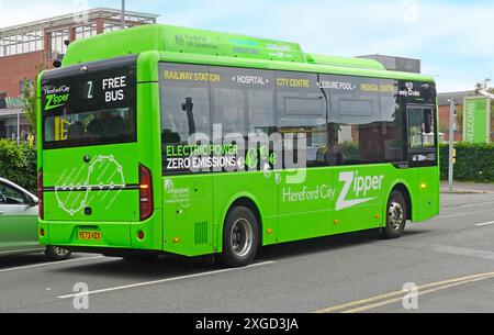 Anfang Juni 2024 berichtete der Stadtrat von Hereford in einer Online-Ankündigung, in der er seinen neuen Free to Ride Hereford City Zipper Bus Service begrüßte. Die von der Regierung finanzierten und alle 15 Minuten laufenden Zero Emissions-Eindecker-Elektrofahrzeuge des Typs Yutong E9 werden in China hergestellt. Bushaltestellen umfassen den Bahnhof, Krankenhäuser und einige große Supermärkte. Hier in der Blackfriars Street, Abfahrt von einer Bushaltestelle in der Nähe des Waitrose Stores. Stockfoto