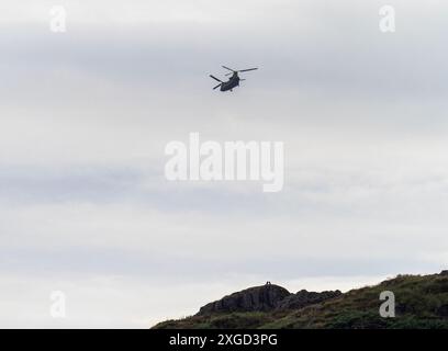 Ein Chinook fliegt über Ambleside, Lake District, Großbritannien. Stockfoto