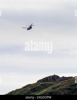 Ein Chinook fliegt über Ambleside, Lake District, Großbritannien. Stockfoto