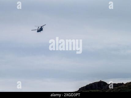 Ein Chinook fliegt über Ambleside, Lake District, Großbritannien. Stockfoto