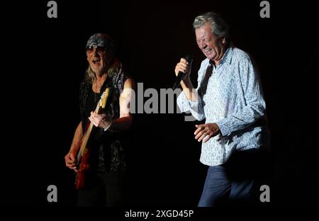 Ian Gillan rechts, Sänger von Deep Purple, beim Auftritt von Deep Purple am Summerside Festival in Grenchen am 20. Juni 2024. Links im Bild: Bassist Roger Glover. Ian Gillan rechts, Sänger von Deep Purple, beim Auftritt von Deep Purple am Summerside Festival in Grenchen am 20. Juni 2024. Links im Bild: Bassist Roger Glover. Grenchen Kanton Solothurn Schweiz *** Ian Gillan Right , Sänger von Deep Purple, bei der Aufführung von Deep Purple beim Summerside Festival in Grenchen am 20. Juni 2024 linkes Bild Bassist Roger Glover Ian Gillan Right , Sänger von Deep Purple, bei der Aufführung von Deep P Stockfoto