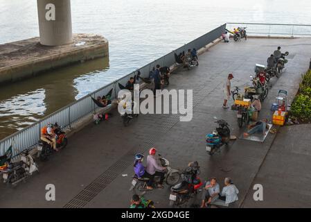 Ho-Chi-Minh-Stadt, Vietnam - 26. Juni 2024: Die Menschen ruhen sich unter einer Brücke im 1. Bezirk aus. Stockfoto