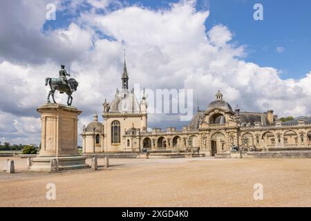 Château de Chantilly und Statue von Anne de Montmorancy im Hof, Chantilly, Oise, Frankreich Stockfoto