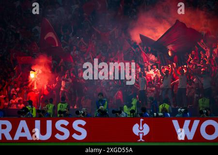 Berlin, Deutschland. 6. Juli 2024. Turkiye-Fans feiern beim Viertelfinalspiel der UEFA EURO 2024 zwischen den Niederlanden und Turkiye. Quelle: Nicolò Campo/Alamy Live News Stockfoto