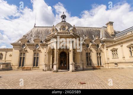 Château de Chantilly und Statue von Anne de Montmorancy im Hof, Chantilly, Oise, Frankreich Stockfoto