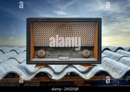 Vintage Radio Holzkoffer oben auf dem Dach, Himmel Hintergründe Stockfoto