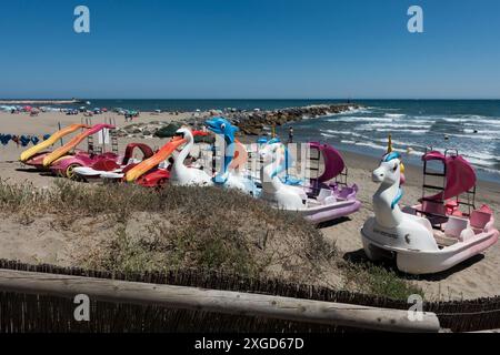 Tretboote erwarten Kunden am Strand von Cabopino, Spanien Stockfoto