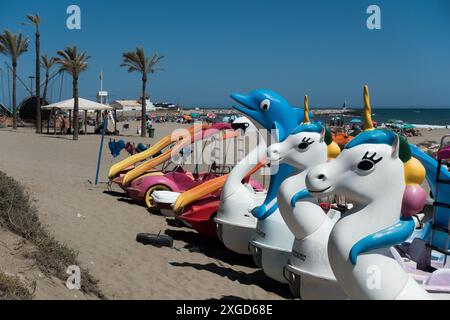 Tretboote erwarten Kunden am Strand von Cabopino, Spanien Stockfoto