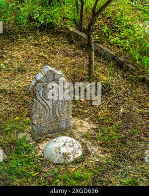 Detail der Bai sema, Grenzsteine, die den heiligen Bereich innerhalb eines thailändischen buddhistischen Tempels kennzeichnen. Santacittarama, Poggio Nativo, Latium Stockfoto